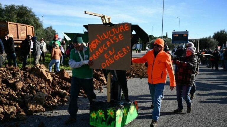 18nov2024---agricultores-franceses-bloqueiam-estradas-durante-protestos-nacionais-contra-o-acordo-entre-a-uniao-europeia-e-o-mercosul-1731926310448_v2_900x506